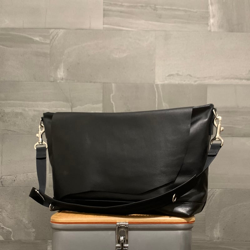 ARUMO レザーショルダーバッグ WFL / ブラック | ARUMO OnlineStore