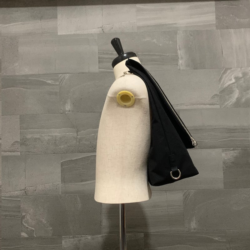 ARUMO デルタバッグ ミディアム / ブラックキャンバス x レザー