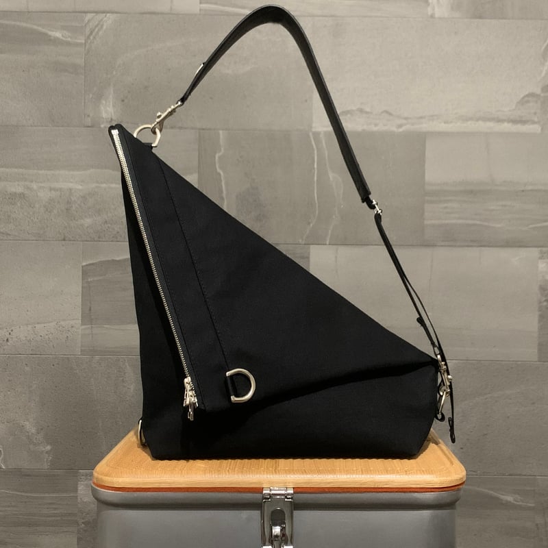 ARUMO デルタバッグ スモール / ブラックキャンバス x レザー | ARUMO