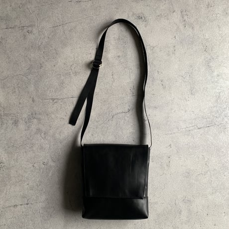 ARUMO  レザーフラップショルダーバッグD /  ブラックレザー