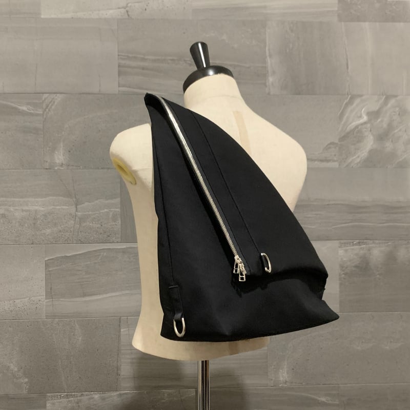 ARUMO デルタバッグ ミディアム / ブラックキャンバス x レザー