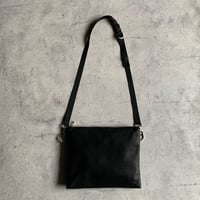 ARUMO  レザージップサコッシュ M / ブラック