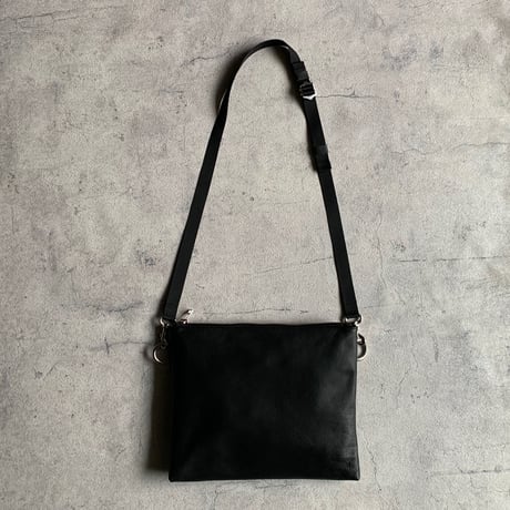 ARUMO  レザージップサコッシュ M / ブラック