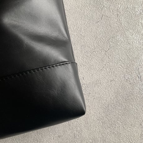 ARUMO  レザーフラップショルダーバッグD /  ブラックレザー