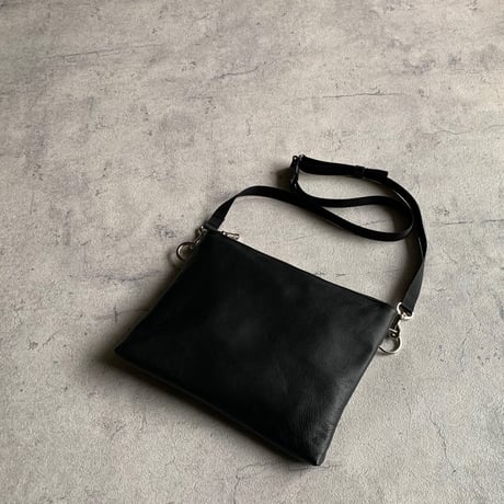 ARUMO  レザージップサコッシュ M / ブラック