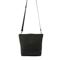 ARUMO  ジップレザーショルダーバッグD /  カーキｘブラックレザー  
