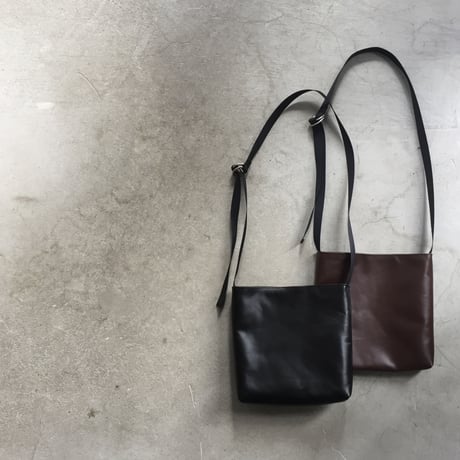 ARUMO  レザーショルダーバッグD /  ブラックレザー