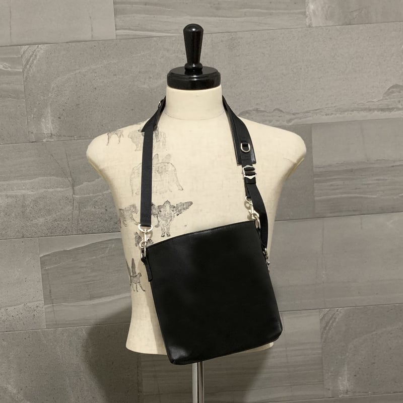 ARUMO レザーショルダーバッグD + レザーストラップN / ブラック ARUMO レザーショルダーバッグD + レザーストラップN / ブラック