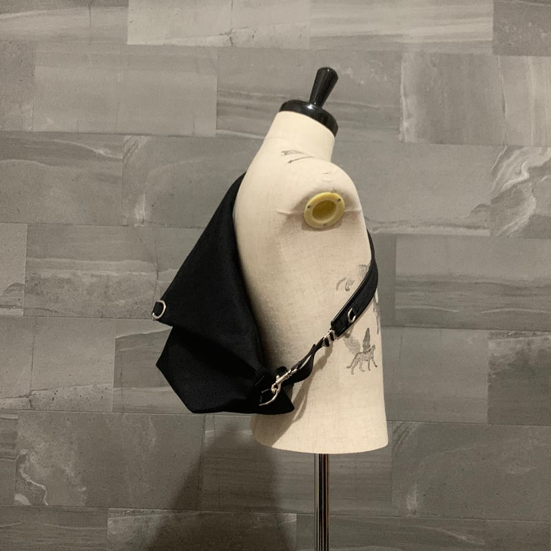 ARUMO デルタバッグ ミディアム / ブラックキャンバス x レザー