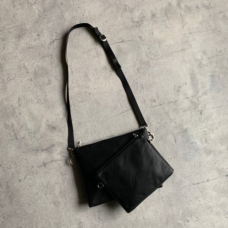 ARUMO  レザージップサコッシュ M / ブラック