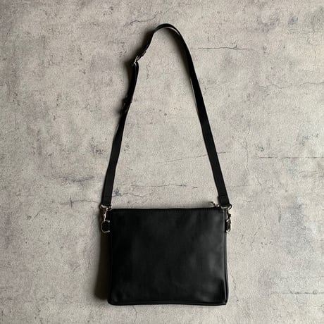 ARUMO  レザージップサコッシュ M / ブラック