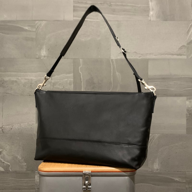 ARUMO レザーショルダーバッグ ARUMO レザーショルダーバッグ WFL / ブラック | ARUMO OnlineStore