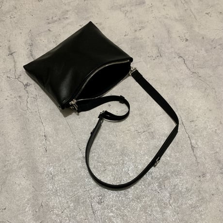 ARUMO  レザージップサコッシュ + レザーストラップN / ブラック