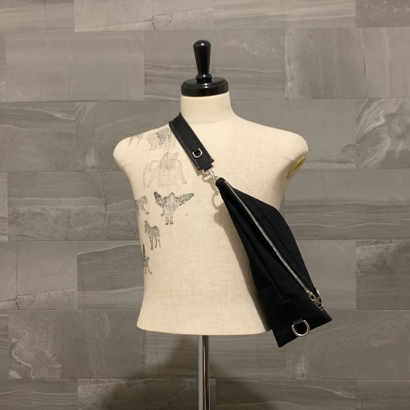 ARUMO デルタバッグ スモール / ブラックキャンバス x レザー | ARUMO