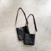 ARUMO  レザーショルダーバッグD (M) /  ブラックレザー
