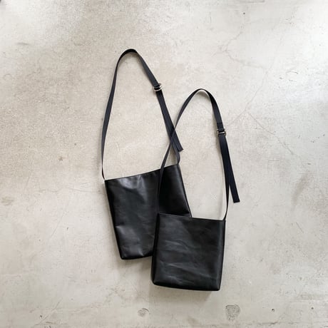 ARUMO  レザーショルダーバッグD (M) /  ブラックレザー