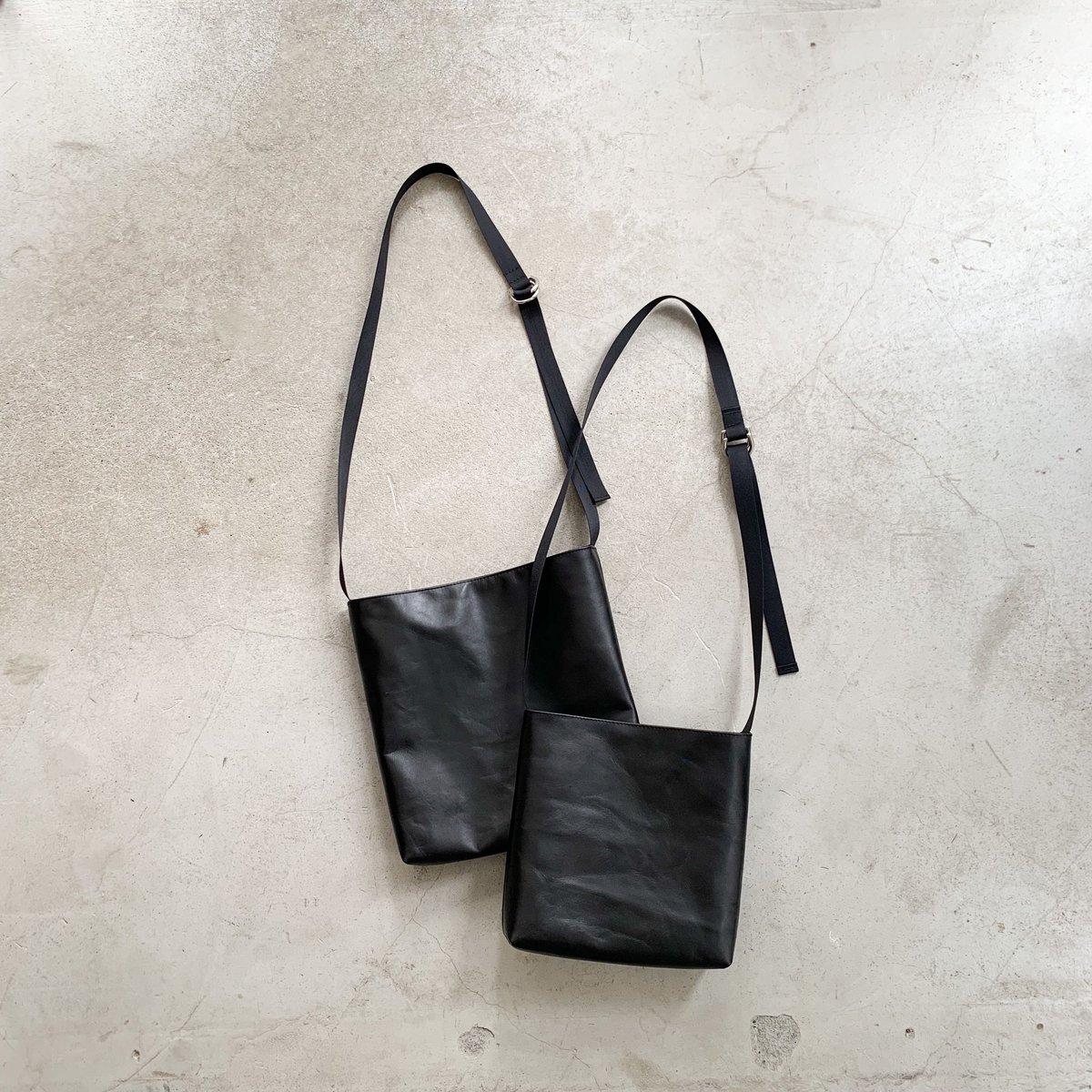 ARUMO レザーショルダーバッグD (M) / ブラックレザー | ARUMO