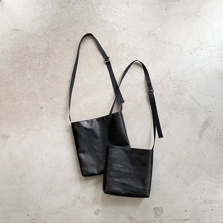 ARUMO  レザーショルダーバッグD (M) /  ブラックレザー