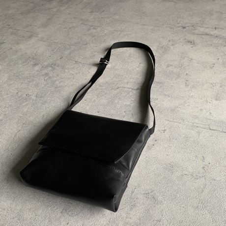 ARUMO  レザーフラップショルダーバッグD /  ブラックレザー