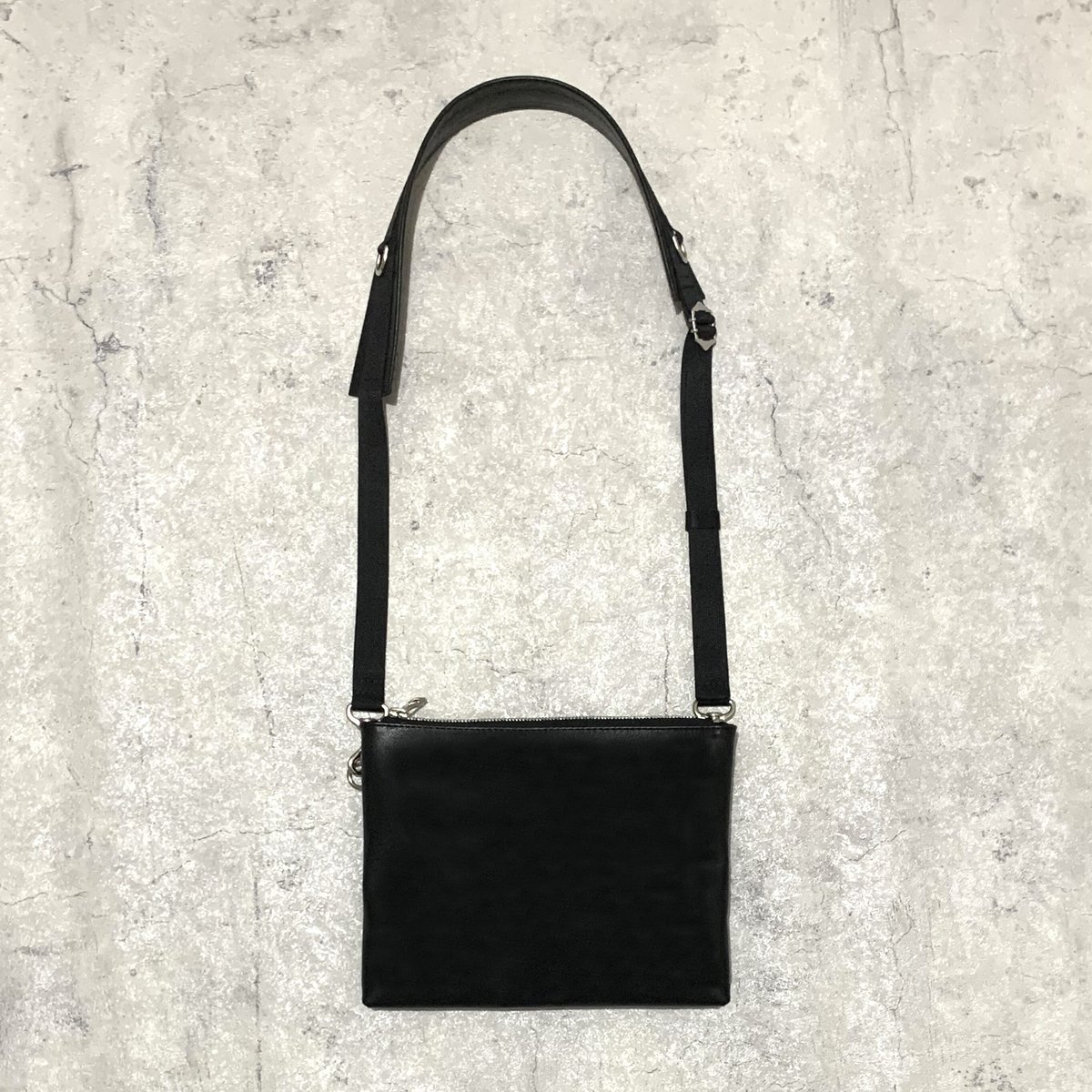ARUMO レザージップサコッシュ + レザーストラップN / ブラック ARUMO レザージップサコッシュ + レザーストラップN / ブラック