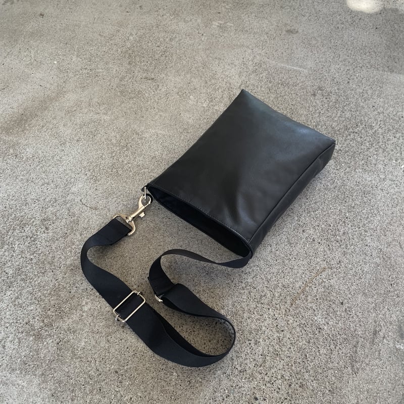 黒のレザーショルダーバッグ ARUMO レザーショルダーバッグBC / ブラックレザー | ARUMO