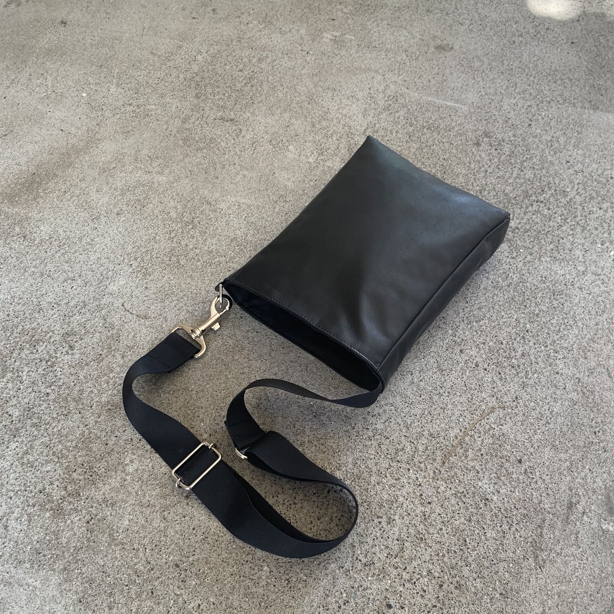 ARUMO レザーショルダーバッグ ARUMO レザーショルダーバッグBC / ブラックレザー | ARUMO