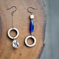 チェコガラスと丸い木のピアス（ブルー）