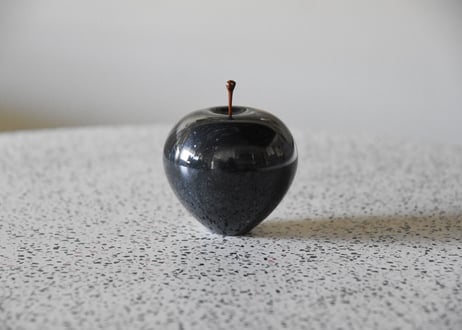 Marble Apple 【Black】Ｌサイズ（マーブルアップル L・天然大理石・オブジェ・ペーパーウェイト・りんご）