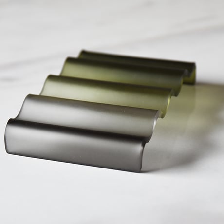 ACRYLIC WAVE TRAY Olive × Gray amabro アマブロ アクリル ウエーブトレイ 波 オリーブ グレー アクセサリートレイ 石鹸置き ソープディッシュ グラデーション