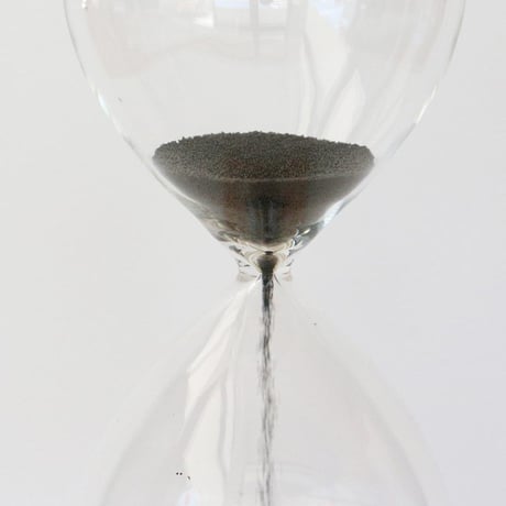Magnetic Hourglass マグネティックアワーグラス 砂時計 1分 KIKKERLAND キッカーランド ガラス 磁石 砂鉄 マグネット オブジェ 置物 インテリア雑貨 ディスプレイ