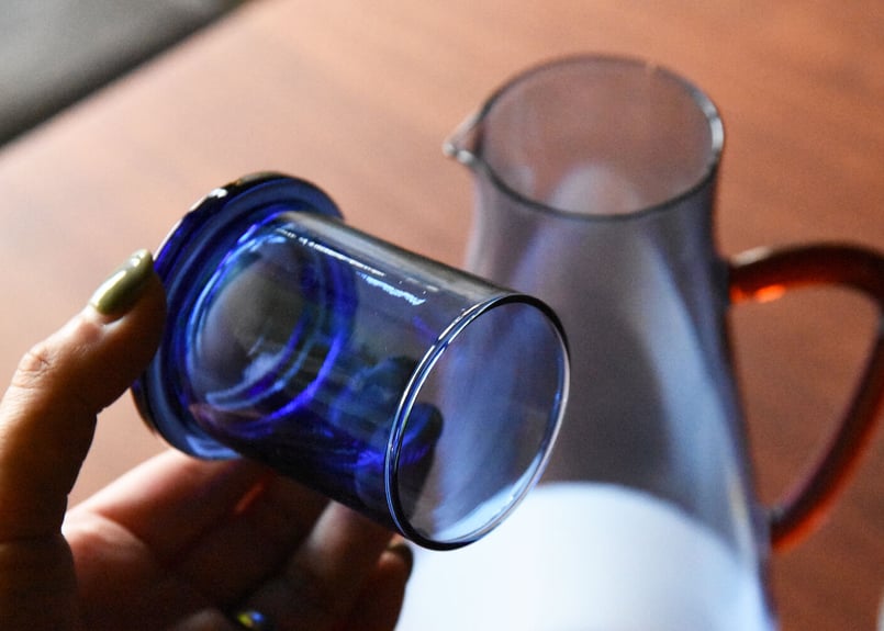 青いガラス製ピッチャー