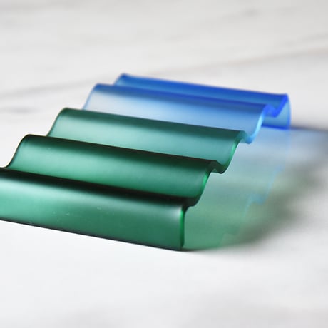 ACRYLIC WAVE TRAY Green × Blue amabro アマブロ アクリル ウエーブ トレイ 波 ブルー グリーン アクセサリートレイ 石鹸置き ソープディッシュ グラデーション