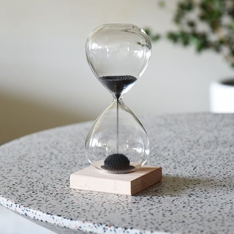 Magnetic Hourglass マグネティックアワーグラス 砂時計 1分 KIKKERLAND キッカーランド ガラス 磁石 砂鉄 マグネット オブジェ 置物 インテリア雑貨 ディスプレイ