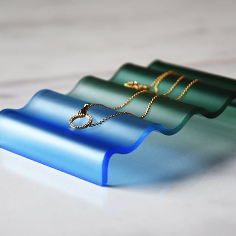 ACRYLIC WAVE TRAY Green × Blue amabro アマブロ アクリル ウエーブ トレイ 波 ブルー グリーン アクセサリートレイ 石鹸置き ソープディッシュ グラデーション