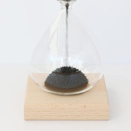 Magnetic Hourglass マグネティックアワーグラス 砂時計 1分 KIKKERLAND キッカーランド ガラス 磁石 砂鉄 マグネット オブジェ 置物 インテリア雑貨 ディスプレイ