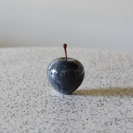 Marble Apple 【Black】Ｓサイズ（マーブルアップル S・天然大理石・オブジェ・ペーパーウェイト・りんご）