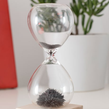Magnetic Hourglass マグネティックアワーグラス 砂時計 1分 KIKKERLAND キッカーランド ガラス 磁石 砂鉄 マグネット オブジェ 置物 インテリア雑貨 ディスプレイ