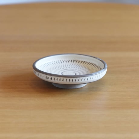 小鹿田焼 小袋定雄窯 3寸5分切立皿 小皿 陶器 和食器 民藝 飛び鉋 釉薬 ミニプレート 器 うつわ 飛び鉋 焼物 陶芸 ギフト プレゼント 結婚祝い 新築祝い
