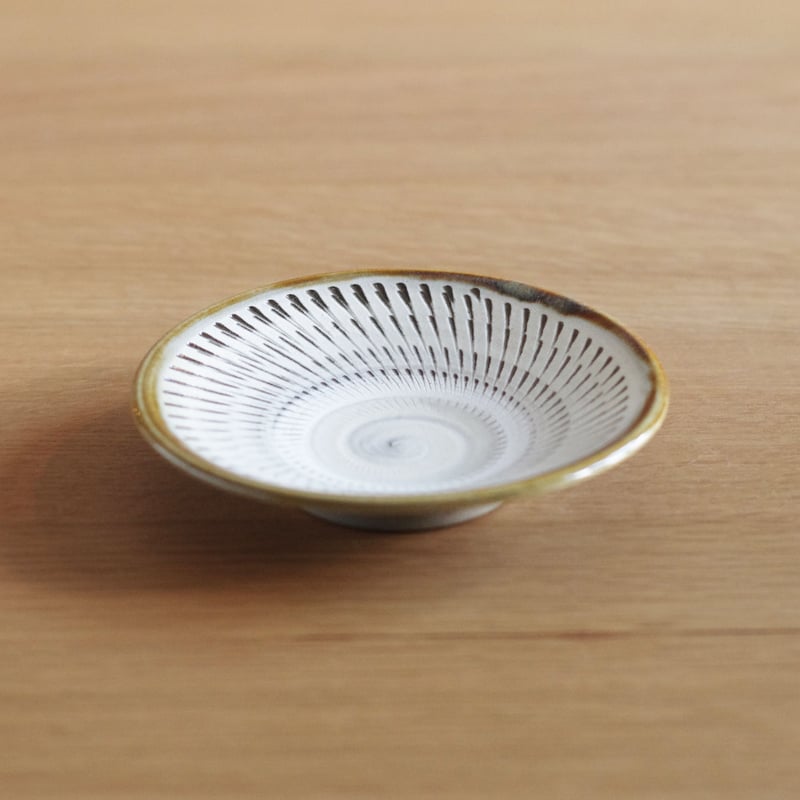 貝の形の三足菓子皿　屋島焼　陶器製 貝の形の三足菓子皿 屋島焼 陶器製 貝の形の