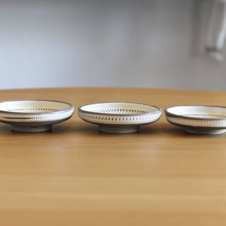 小鹿田焼 小袋定雄窯 3寸5分切立皿 小皿 陶器 和食器 民藝 飛び鉋 釉薬 ミニプレート 器 うつわ 飛び鉋 焼物 陶芸 ギフト プレゼント 結婚祝い 新築祝い