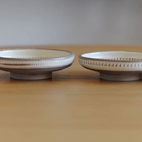 小鹿田焼 小袋定雄窯 3寸5分切立皿 小皿 陶器 和食器 民藝 飛び鉋 釉薬 ミニプレート 器 うつわ 飛び鉋 焼物 陶芸 ギフト プレゼント 結婚祝い 新築祝い