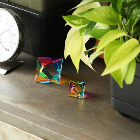 CMY Cubes The Aether 【Mini】CMYキューブ エーテル ミニ アクリル 正八立方体 オブジェ 置物 プリズム インテリア雑貨 シアン マゼンダ イエロー 三原色