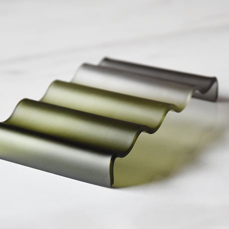 ACRYLIC WAVE TRAY Olive × Gray amabro アマブロ アクリル ウエーブトレイ 波 オリーブ グレー アクセサリートレイ 石鹸置き ソープディッシュ グラデーション
