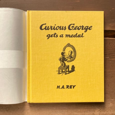 Curious George gets a medal おさるのジョージ／H.A.REY
