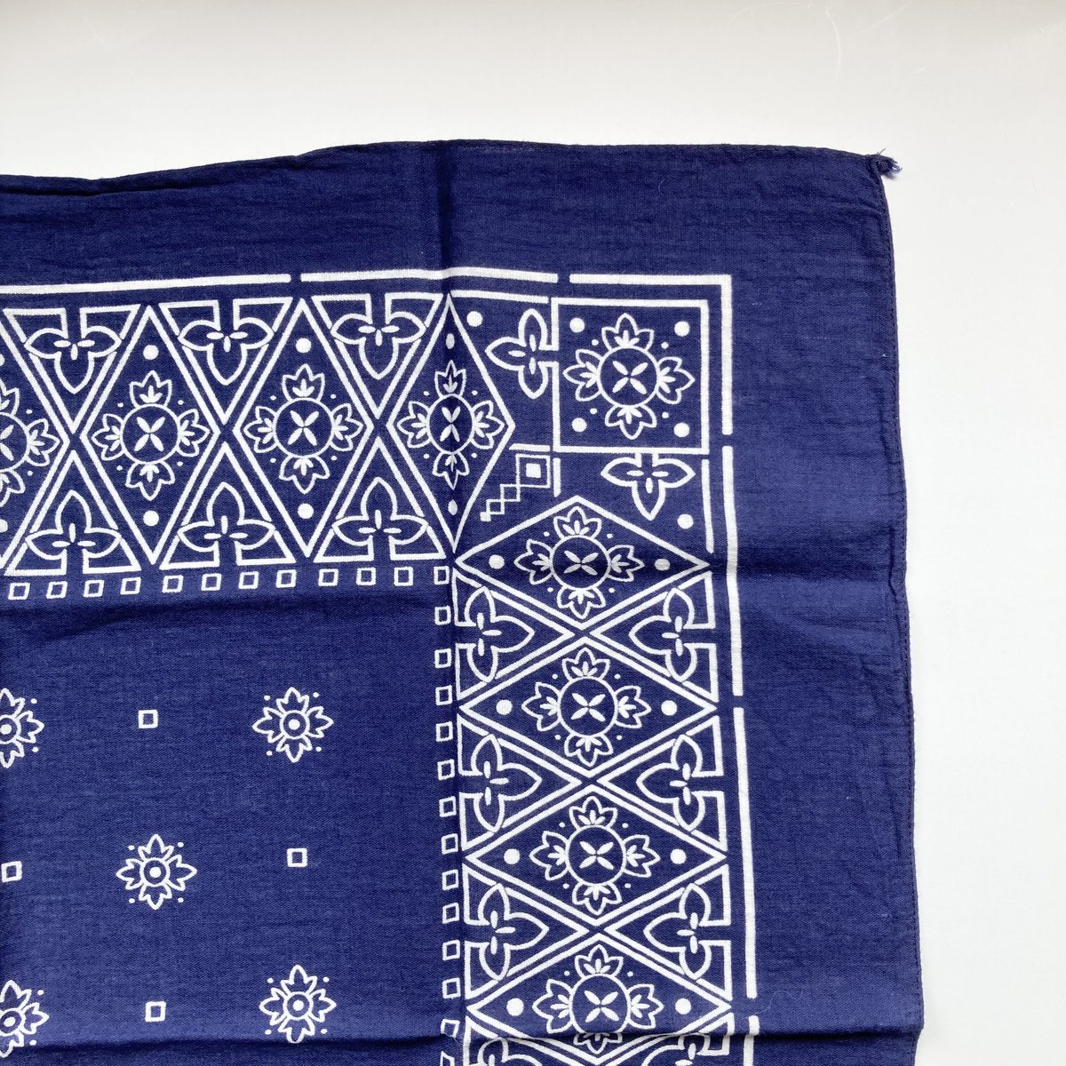 ★ 60s ヴィンテージ バンダナ ネイビー ネイティブ柄 USA製 耳付き Bandana ヴィンテージバンダナ 新品 ネイティブ柄 USA製 175 | DUFF