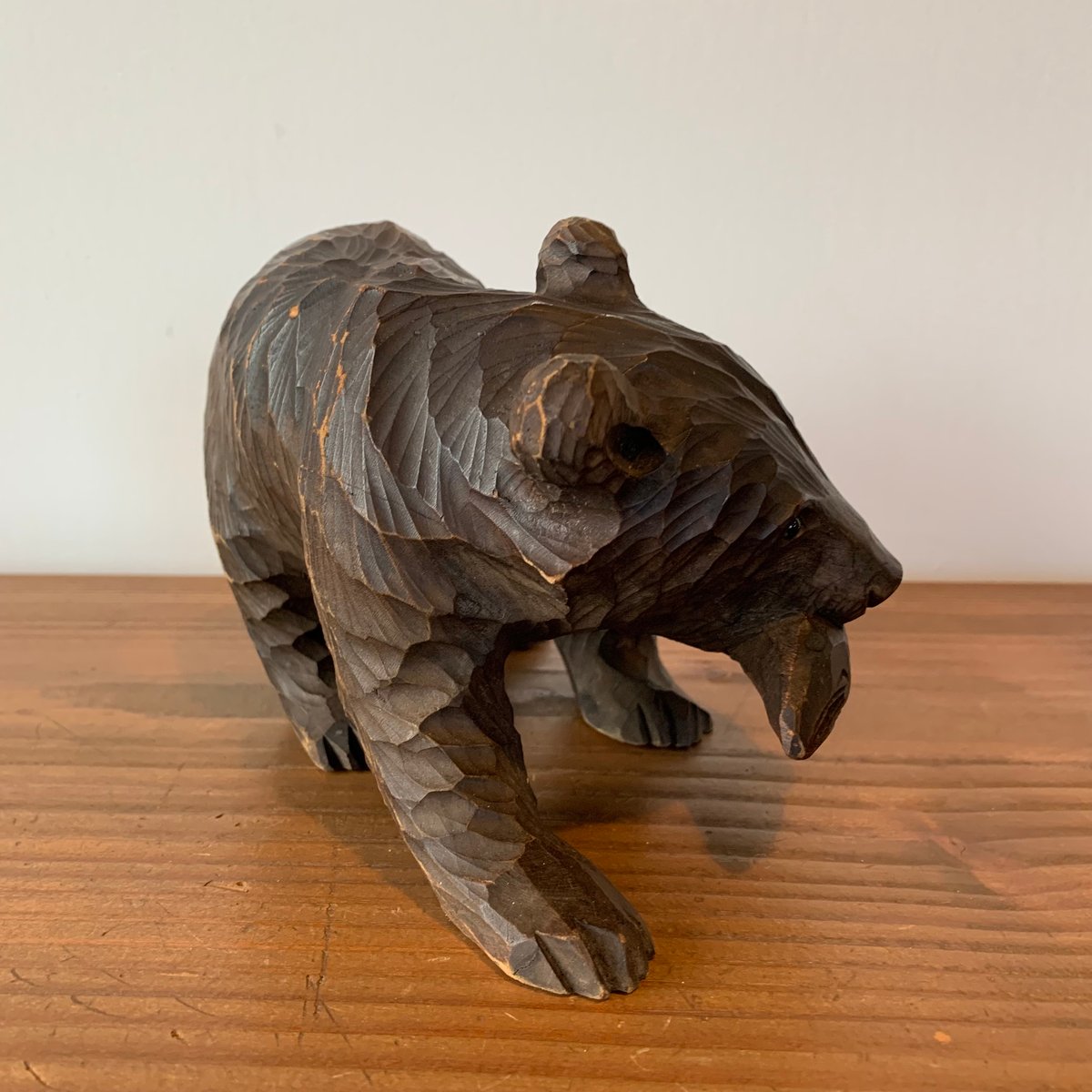 親子の木彫り熊／ガラス目／茶色 木彫り熊 鮭咥え這い熊 ガラス目 北海道 | MILMOUNTAIN STORE
