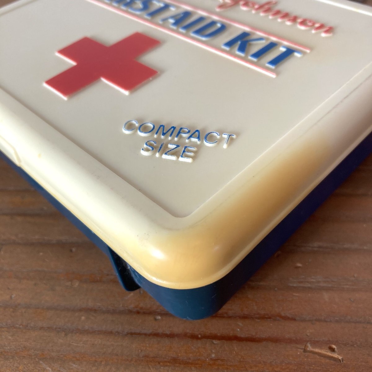 US Vintage ジョンソン&ジョンソン　ファーストエイドキット First Aid Kit History: 12 Vintage Johnson & Johnson First