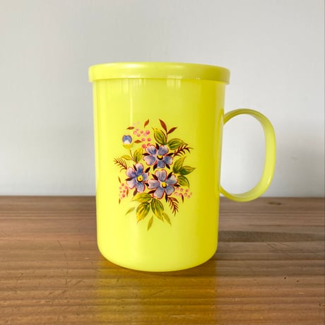 フタ付き花柄プラスチックカップ