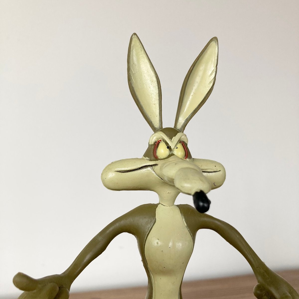 ワイリー・コヨーテ フィギュア 27.5 WILE.E.COYOTE Looney Tunes コヨーテ ベンダブル フィギュア TYC