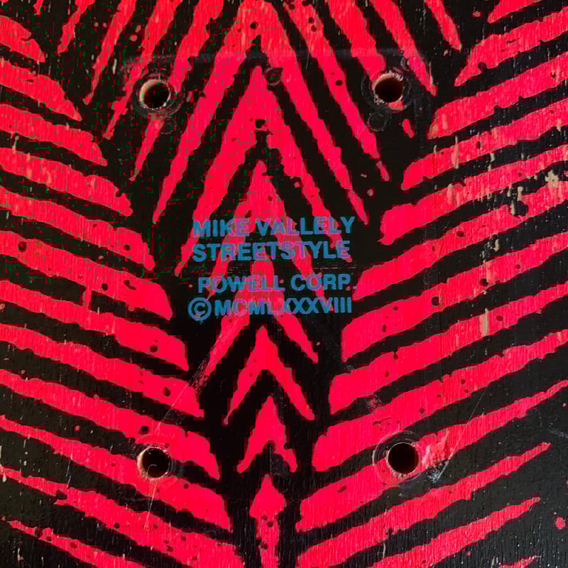 MIKE VALLELY 1988 POWELL PERALTA SKATEBOARD vin MIKE VALLELY 1988 POWELL PERALTA SKATEBOARD vin